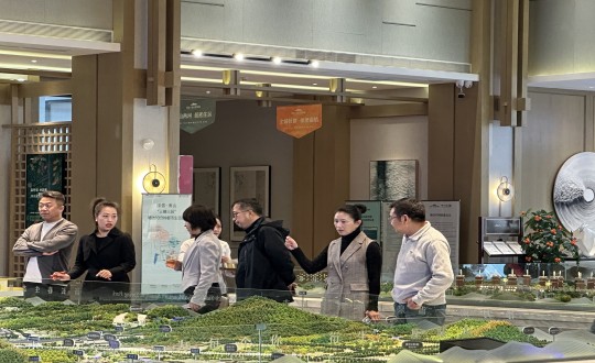 2024年10月12日，，，，，，，，市图书馆副馆长朱亚玲一行莅临南山总公司温泉城项目旅行考察_副本.jpg